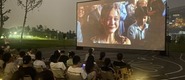 （男人把他的骚货会插进女人的逼里面转载）成都秋夜“新耍法”：到公园看坝坝电影